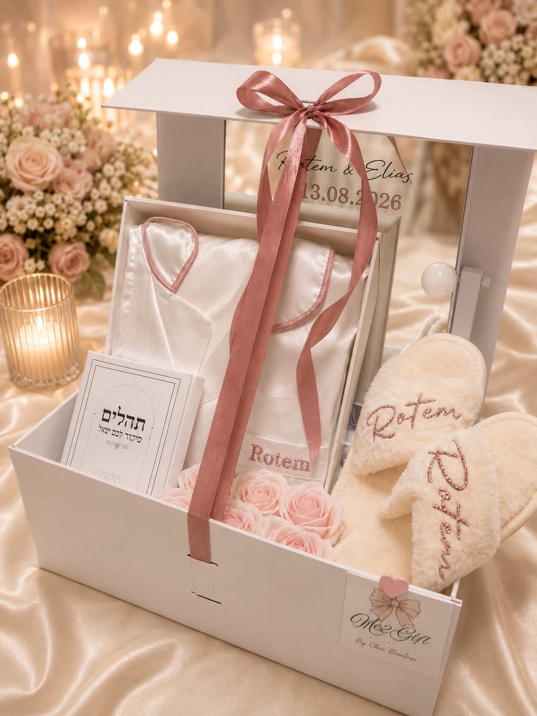 מארז חתונה אישי של Me2Gift — פיג'מת סאטן וכפכפים עם חריטת שם, ספר תהילים ופרחים